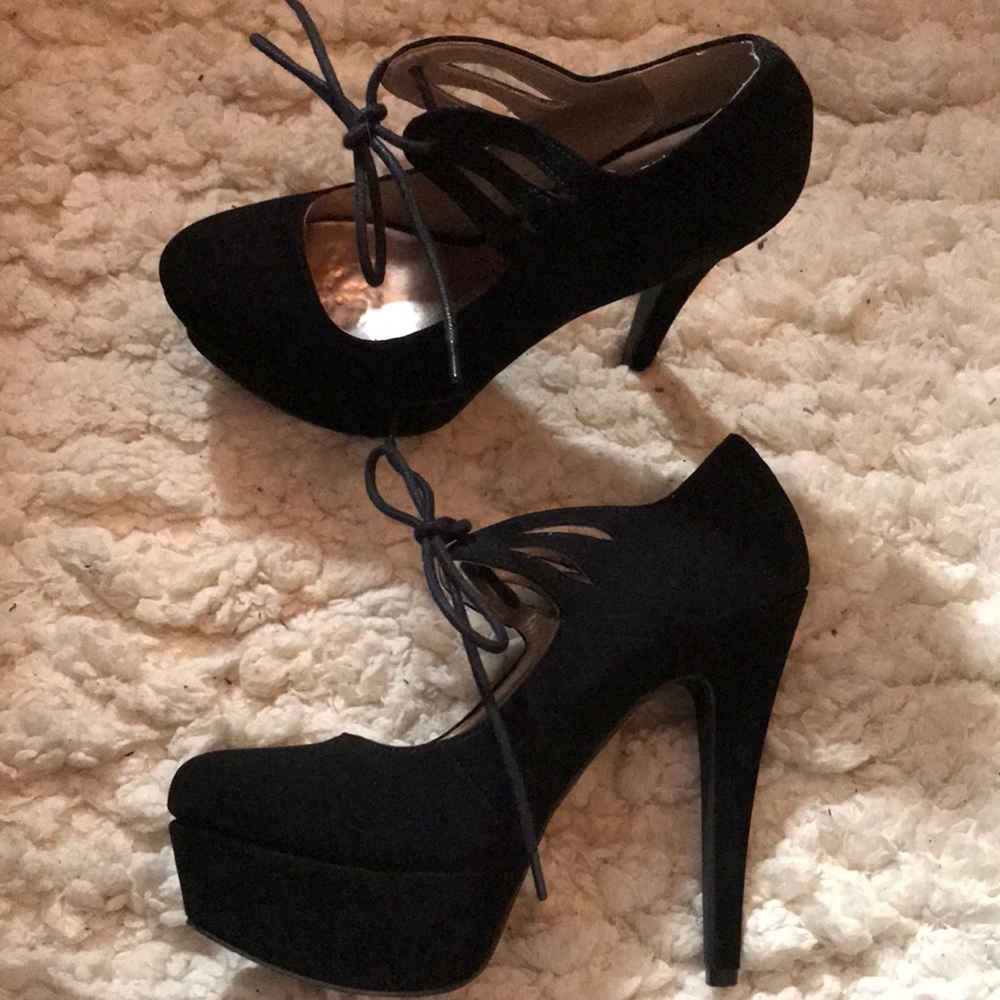 Black tie Heals. Women’s size 8
